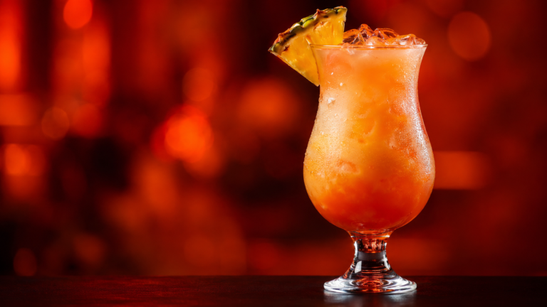 Bahama Mama vor extrem unscharfem Neonhintergrund in der Farbe des Drinks