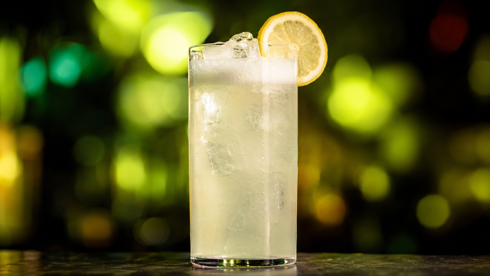 Neon Rezeptbild 232465 Gin Fizz Gin Fizz vor extrem unscharfem Neonhintergrund in der Farbe des Drinks