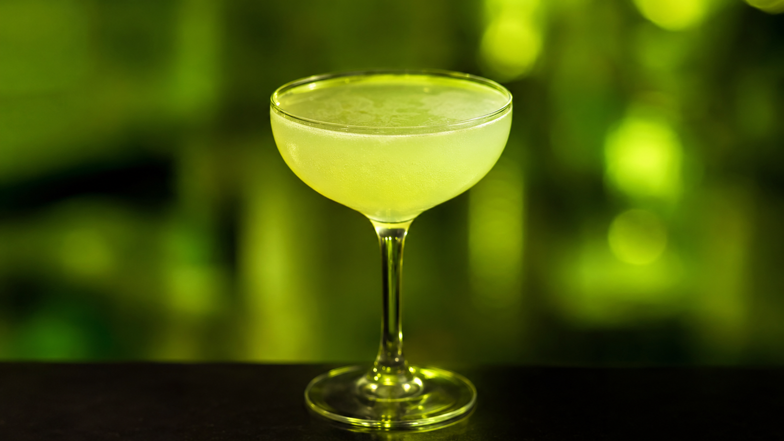 Neon Rezeptbild 232473 Last Word Last Word vor extrem unscharfem Neonhintergrund in der Farbe des Drinks