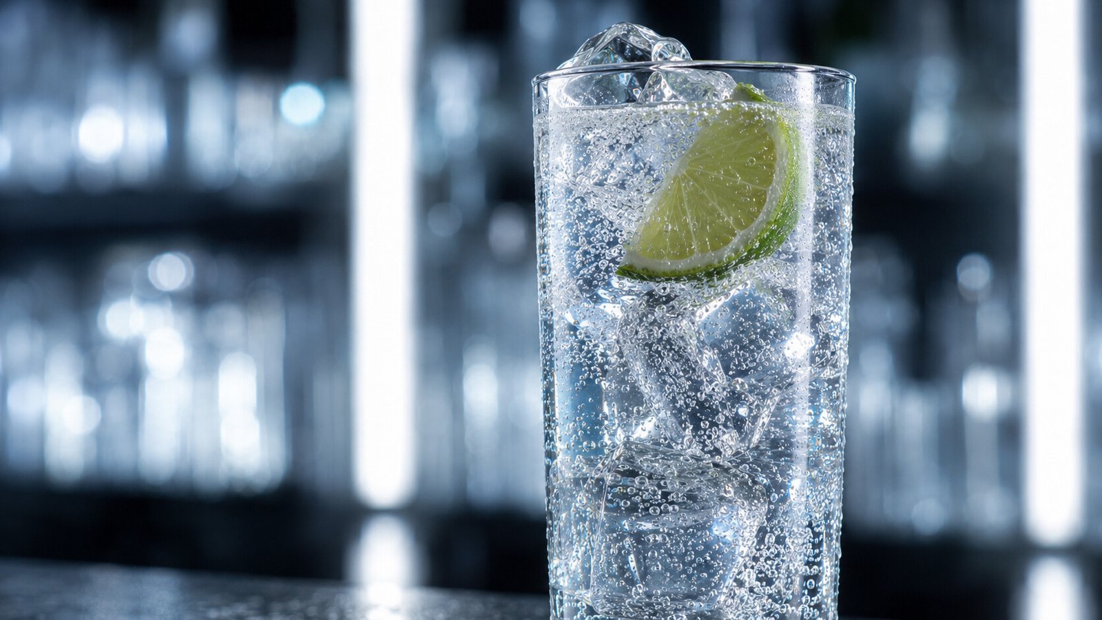 Vodka Soda vor passendem eisig-hellem Neonlicht im Alkoholy-Stil