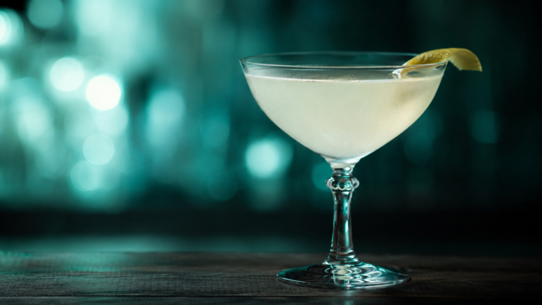 White Lady vor extrem unscharfem Neonhintergrund in der Farbe des Drinks